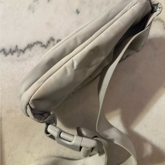 Lululemon belt bag with front zipper - Picture 4 of 6